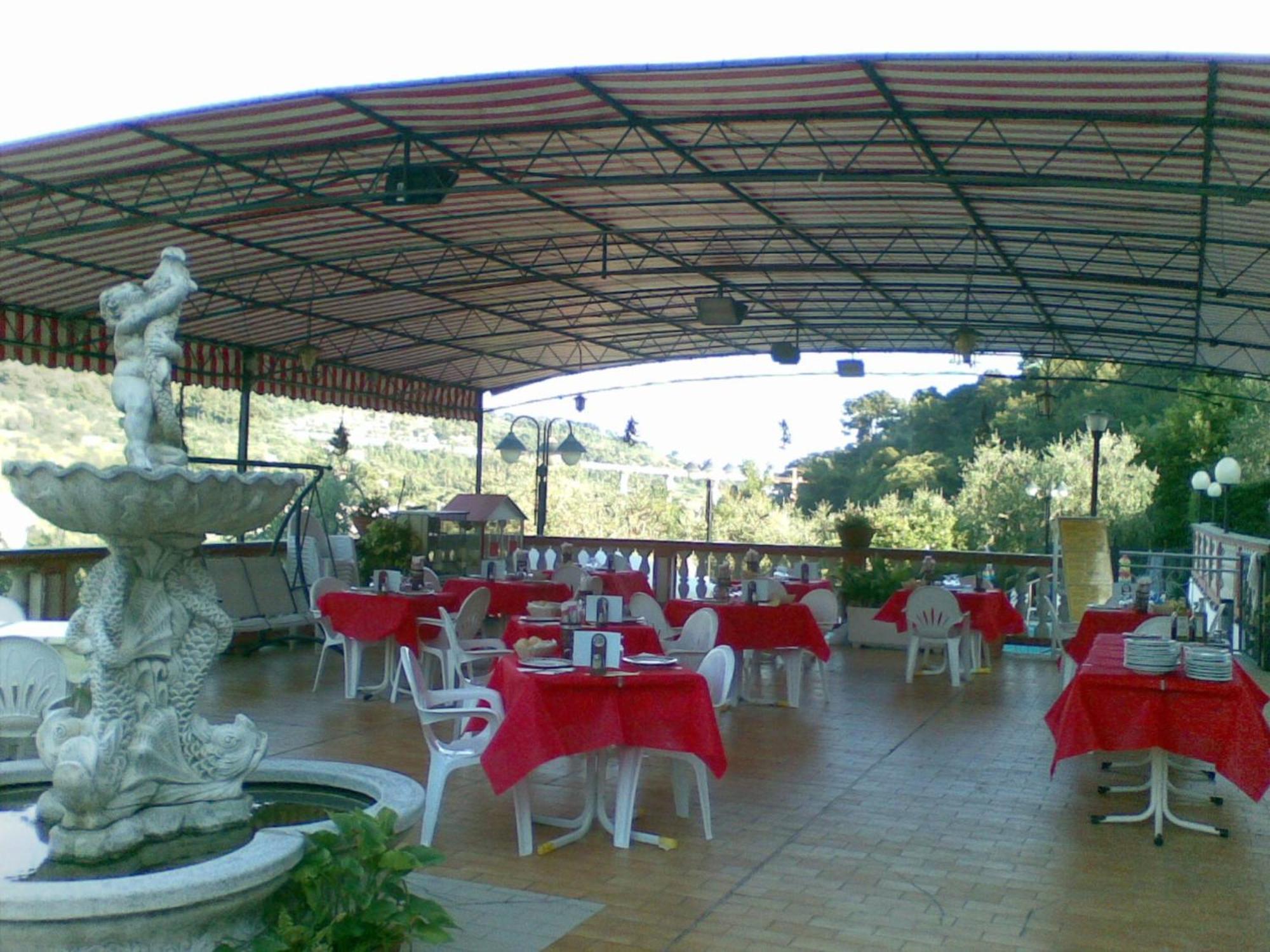 Albergo Ristorante San Matteo San Bartolomeo Al Mare Dış mekan fotoğraf