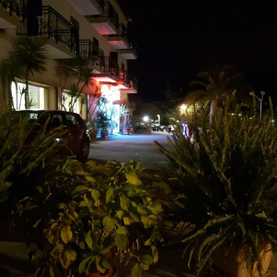 Albergo Ristorante San Matteo San Bartolomeo Al Mare Dış mekan fotoğraf